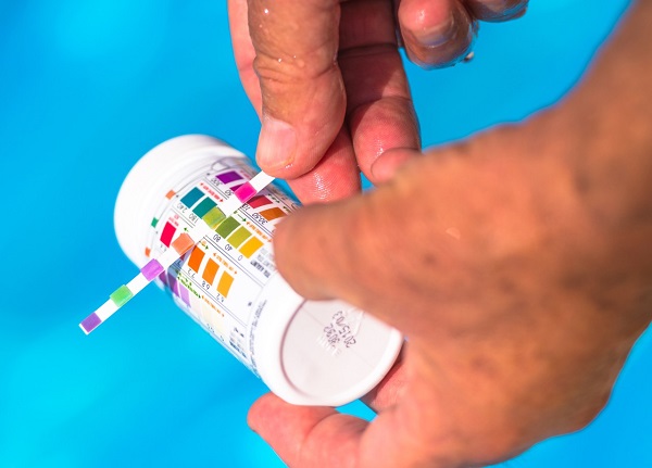 Análisis del agua de la piscina ( ph y cloro )