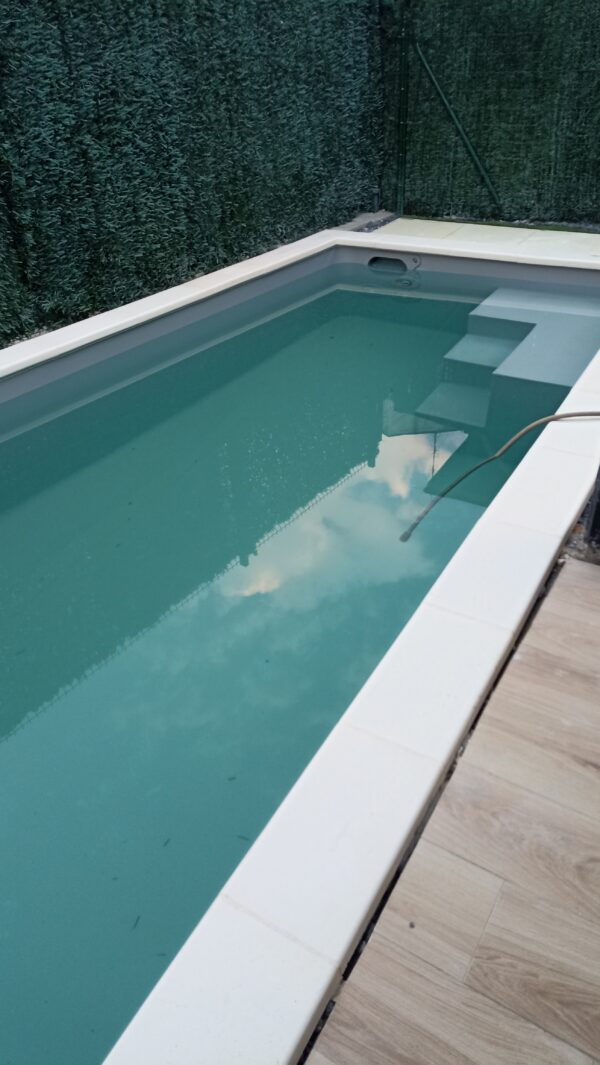 Manta térmica Geobubble Sol+Guard translúcida de 500 micras de medidas crokis ( piscina trapezoidal ) con ribete perimetral blanco y ojales en 1 lateral de 2,75m con enrollador fijo de suelo ( esquinas de la manta redondeadas a 7cm de radio ) - Imagen 3